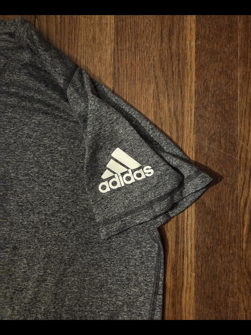 adidas Men’s Dark Heather Gray Short Sleeve Logo Tee, Medium